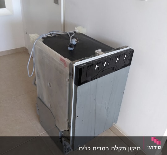 מדיח כלים מנותק עם כבל חשמל על הרצפה
